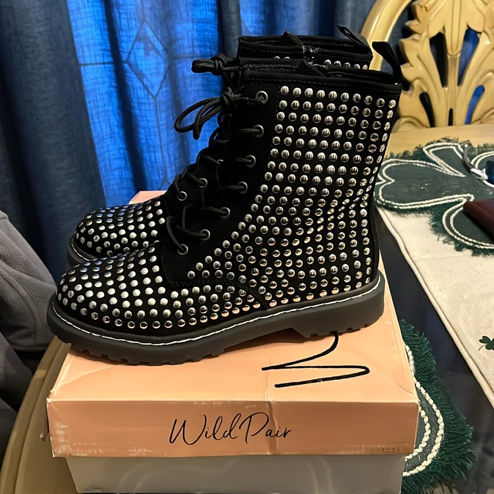 Brand new black boots.
